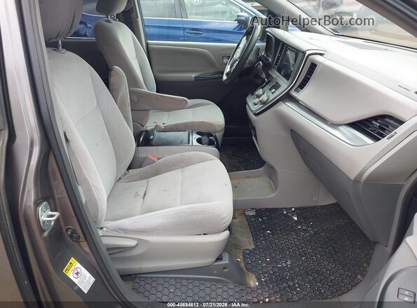5TDKZ3DC7HS772377 2017 TOYOTA SIENNA Gray Вид салону спереду
