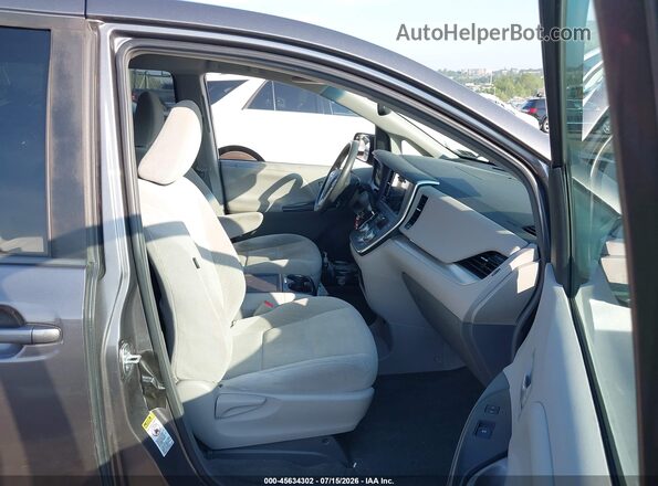 5TDKZ3DC7HS874178 2017 TOYOTA SIENNA Tan Widok wnętrza z przodu