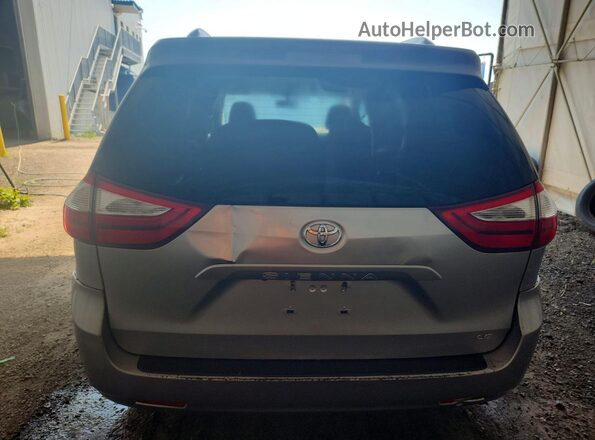 5TDKZ3DC8HS863657 2017 TOYOTA SIENNA Серебряный Вид сзади