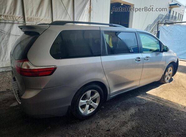 5TDKZ3DC8HS863657 2017 TOYOTA SIENNA Серебряный Задняя правая четверть
