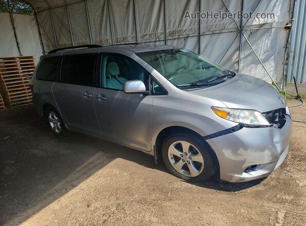 5TDKZ3DC8HS863657 2017 TOYOTA SIENNA Серебряный Передняя правая четверть