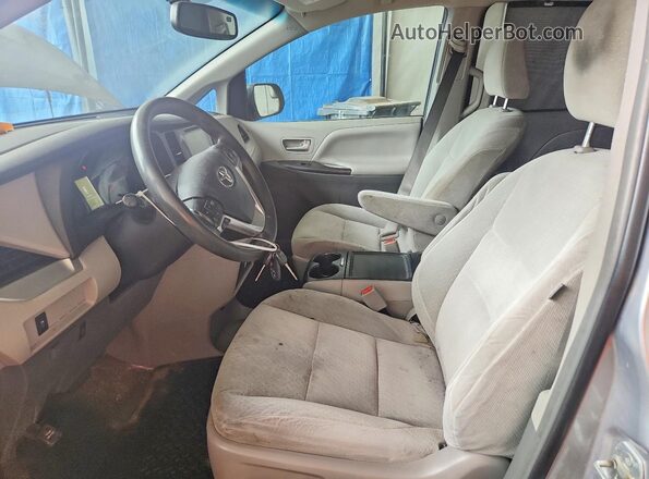 5TDKZ3DC8HS863657 2017 TOYOTA SIENNA Серебряный Вид салона спереди