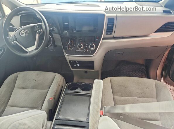 5TDKZ3DC8HS863657 2017 TOYOTA SIENNA Серебряный Вид панели приборов