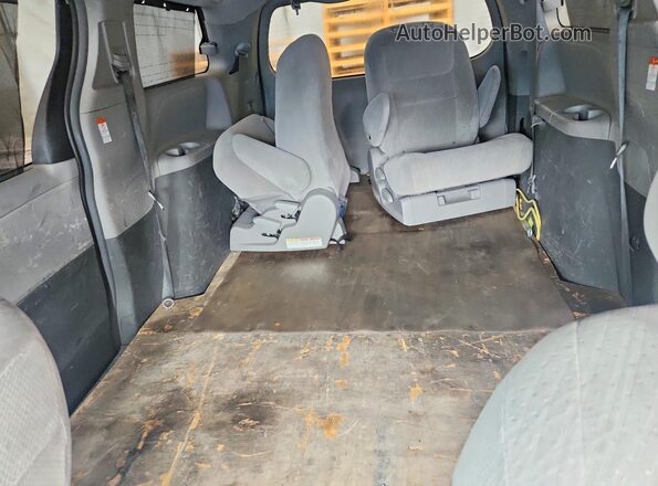 5TDKZ3DC8HS863657 2017 TOYOTA SIENNA Серебряный Вид задних сидений