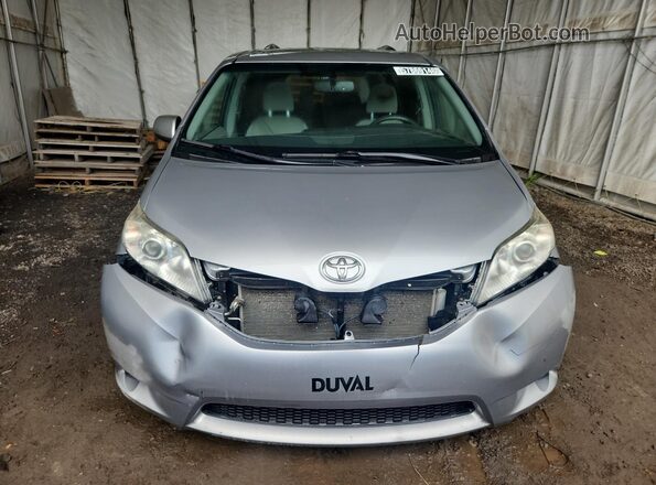5TDKZ3DC8HS863657 2017 TOYOTA SIENNA Серебряный 