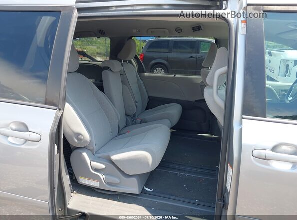 5TDKZ3DC8JS955308 2018 TOYOTA SIENNA Silver Вид наклейки з VIN-кодом