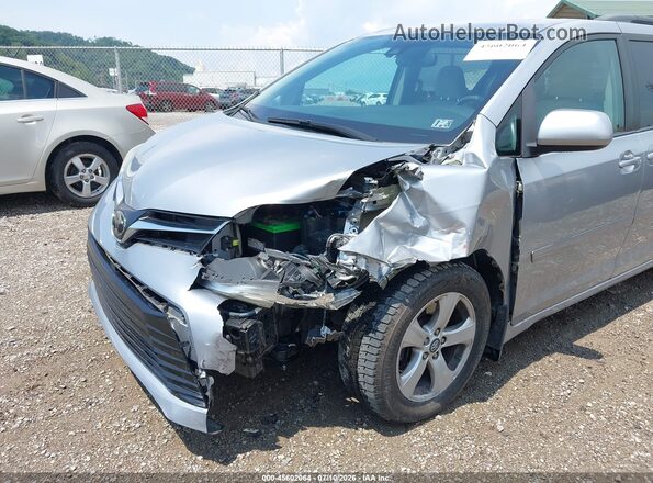 5TDKZ3DC8JS955308 2018 TOYOTA SIENNA Silver Вид спереду
