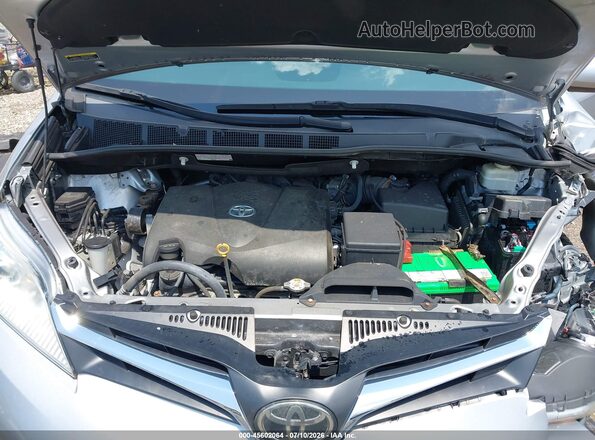 5TDKZ3DC8JS955308 2018 TOYOTA SIENNA Silver Вид ззаду