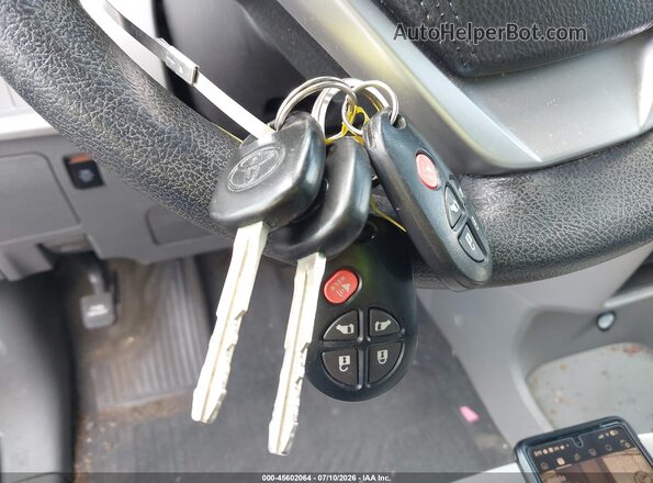 5TDKZ3DC8JS955308 2018 TOYOTA SIENNA Silver Вид панелі приладів