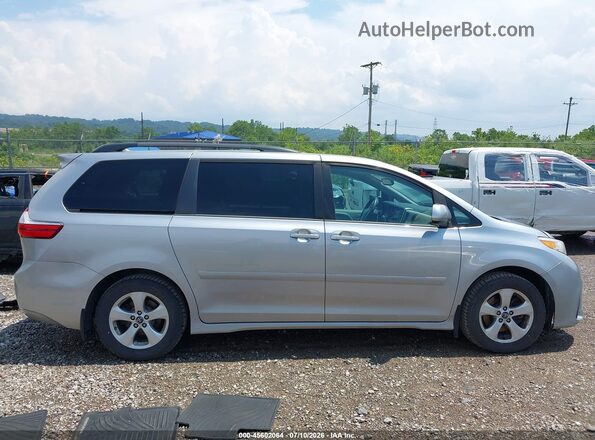 5TDKZ3DC8JS955308 2018 TOYOTA SIENNA Silver Вид задньої частини салону