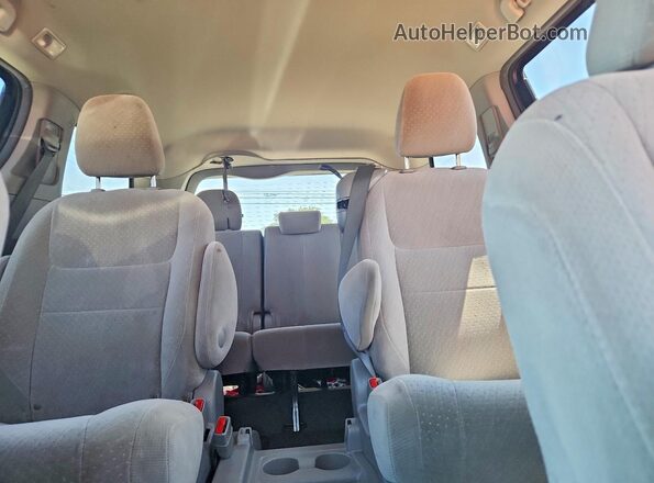 5TDKZ3DCXHS799332 2017 TOYOTA SIENNA Red Հետևի նստատեղերի տեսք