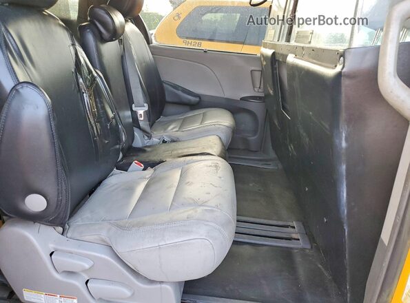 5TDKZ3DCXHS877415 2017 TOYOTA SIENNA Yellow უკანა სალონის ხედი
