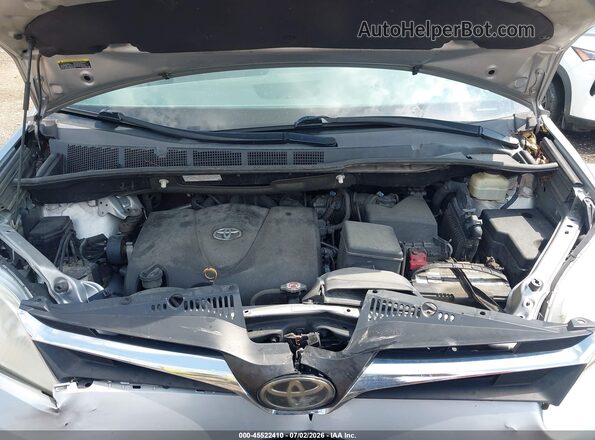5TDKZ3DCXJS927512 2018 TOYOTA SIENNA Серебряный Вид сзади