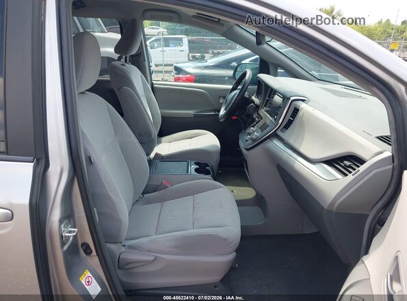 5TDKZ3DCXJS927512 2018 TOYOTA SIENNA Серебряный Вид салона спереди