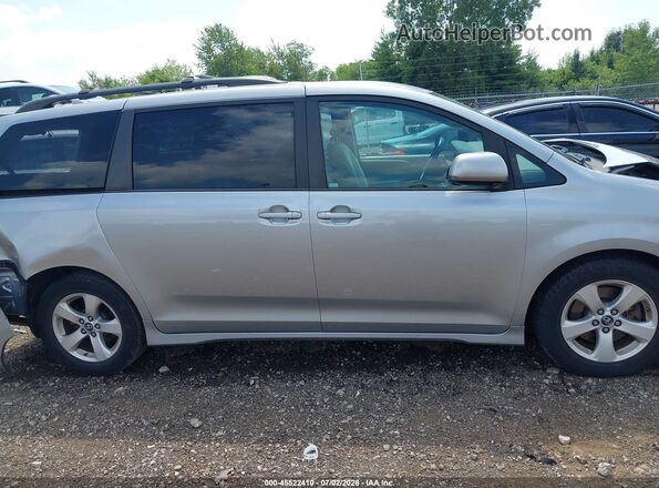 5TDKZ3DCXJS927512 2018 TOYOTA SIENNA Серебряный Вид задней части салона