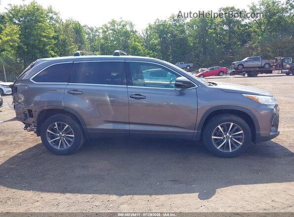 5TDKZRFH0HS515329 2017 TOYOTA HIGHLANDER Gray Rear interior view