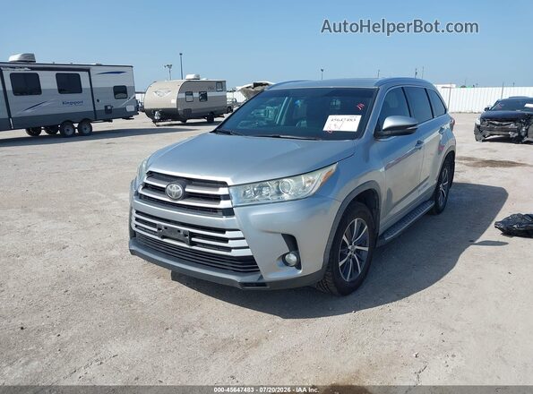 5TDKZRFH1JS272829 2018 TOYOTA HIGHLANDER Серебряный Передняя левая четверть