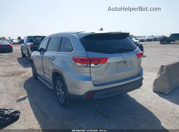 5TDKZRFH1JS272829 2018 TOYOTA HIGHLANDER Серебряный Задняя левая четверть