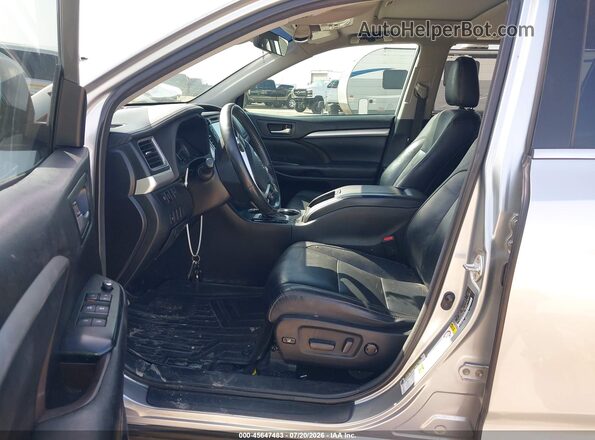 5TDKZRFH1JS272829 2018 TOYOTA HIGHLANDER Серебряный Вид салона спереди