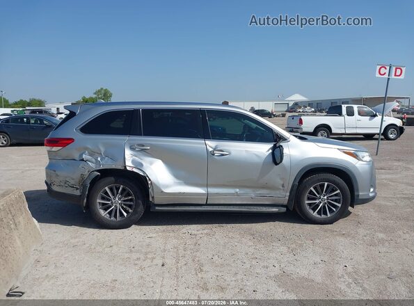 5TDKZRFH1JS272829 2018 TOYOTA HIGHLANDER Серебряный Вид задней части салона