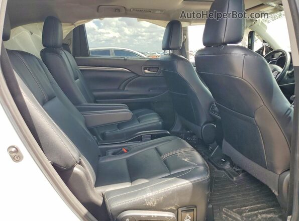 5TDKZRFH1JS541847 2018 TOYOTA HIGHLANDER White Widok wnętrza z tyłu