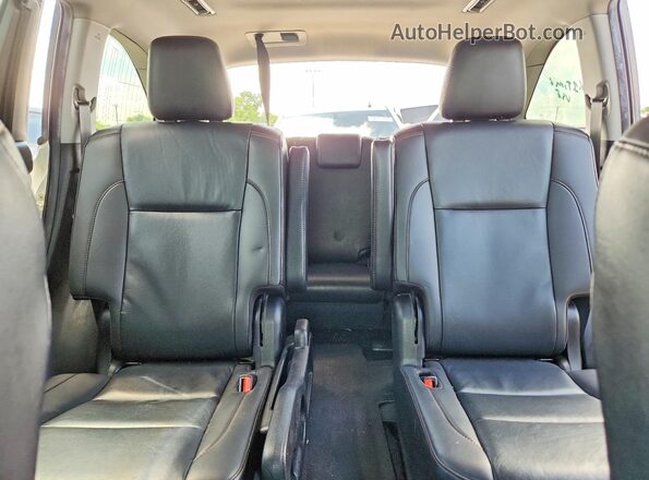 5TDKZRFH1KS349944 2019 TOYOTA HIGHLANDER White Widok tylnych siedzeń