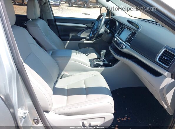 5TDKZRFH2HS217834 2017 TOYOTA HIGHLANDER Silver Widok wnętrza z przodu