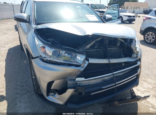 5TDKZRFH2JS287307 2018 TOYOTA HIGHLANDER Silver Front view