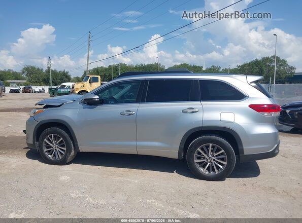 5TDKZRFH2JS287307 2018 TOYOTA HIGHLANDER Silver 360 interior view