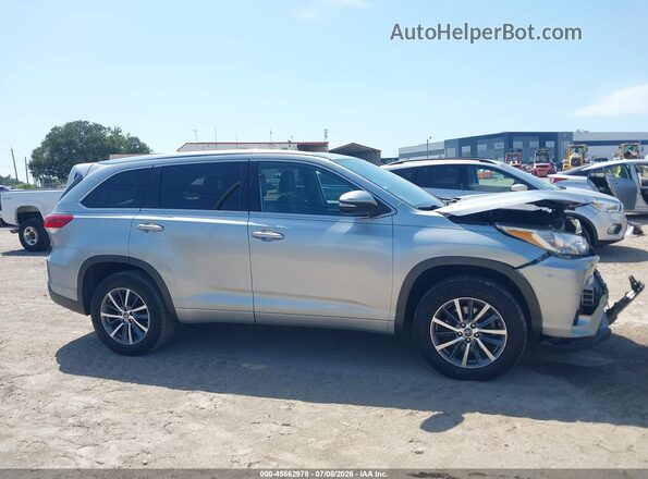 5TDKZRFH2JS287307 2018 TOYOTA HIGHLANDER Silver Rear interior view