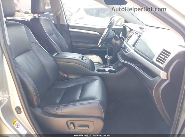 5TDKZRFH2JS287307 2018 TOYOTA HIGHLANDER Silver Front interior view