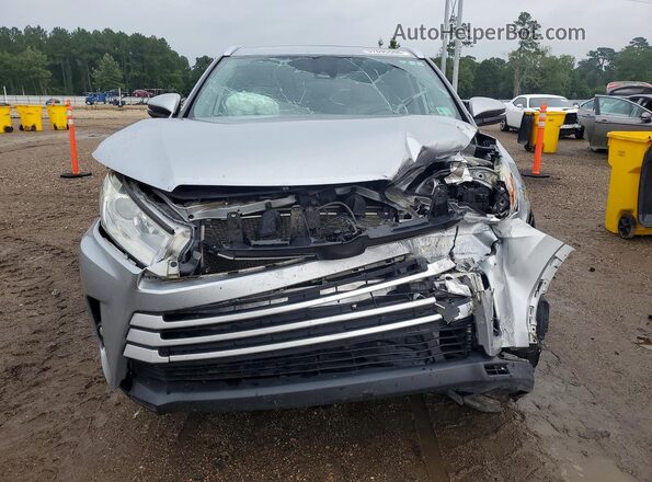 5TDKZRFH2JS538097 2018 TOYOTA HIGHLANDER Silver Front view