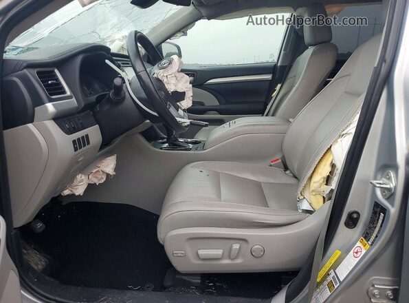 5TDKZRFH2JS538097 2018 TOYOTA HIGHLANDER Silver Front interior view