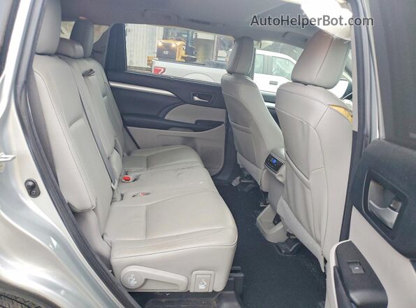 5TDKZRFH2JS538097 2018 TOYOTA HIGHLANDER Silver Rear interior view