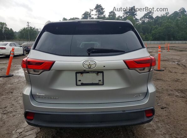 5TDKZRFH2JS538097 2018 TOYOTA HIGHLANDER Silver Rear view
