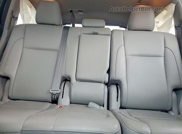 5TDKZRFH2JS538097 2018 TOYOTA HIGHLANDER Silver Rear seats view