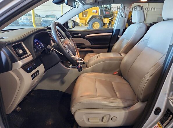 5TDKZRFH2KS552325 2019 TOYOTA HIGHLANDER Серебряный Вид салона спереди