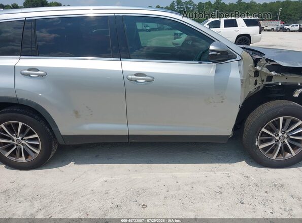 5TDKZRFH2KS561316 2019 TOYOTA HIGHLANDER Gray Вид задньої частини салону