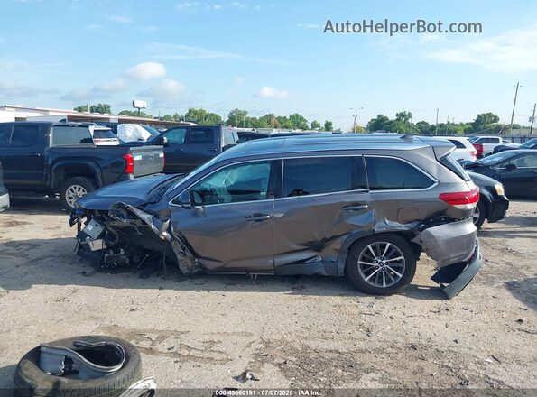 5TDKZRFH2KS570713 2019 TOYOTA HIGHLANDER Gray Вид задньої частини салону