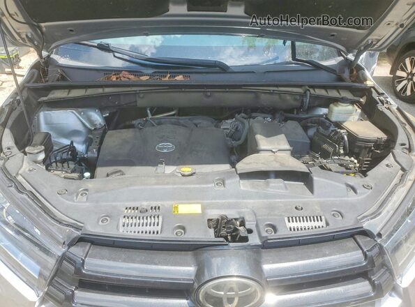 5TDKZRFH3HS520055 2017 TOYOTA HIGHLANDER Silver Widok wnętrza z tyłu