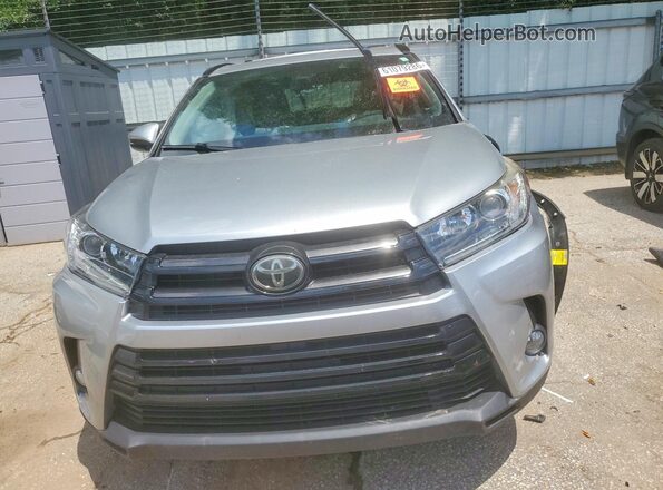 5TDKZRFH3HS520055 2017 TOYOTA HIGHLANDER Silver Widok z przodu