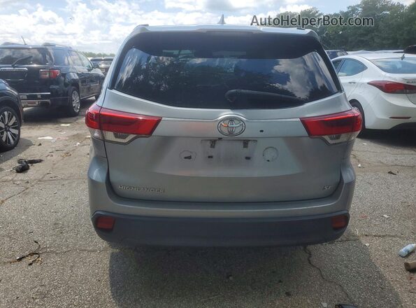 5TDKZRFH3HS520055 2017 TOYOTA HIGHLANDER Silver Widok z tyłu