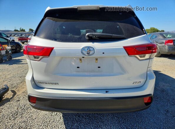 5TDKZRFH3KS565021 2019 TOYOTA HIGHLANDER White Widok z tyłu
