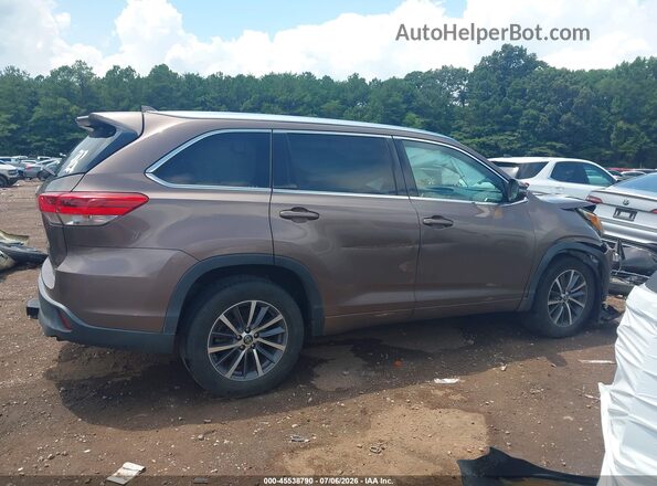 5TDKZRFH4JS260836 2018 TOYOTA HIGHLANDER Brown Вид задньої частини салону