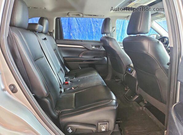5TDKZRFH4JS529725 2018 TOYOTA HIGHLANDER White Rear interior view