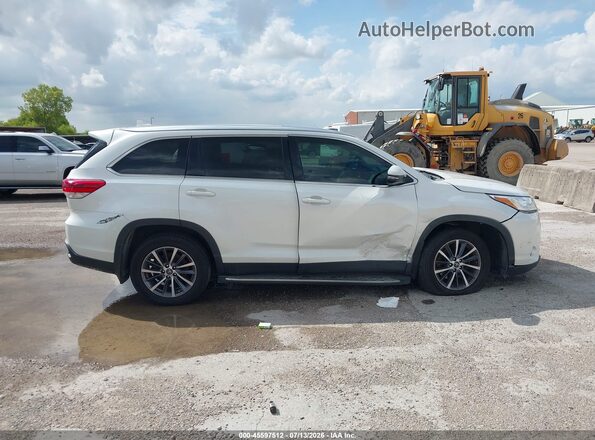 5TDKZRFH4KS316971 2019 TOYOTA HIGHLANDER White Widok wnętrza z tyłu
