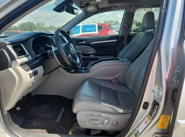 5TDKZRFH5HS189804 2017 TOYOTA HIGHLANDER Серебряный Вид салона спереди