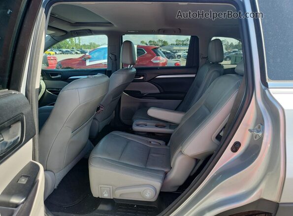 5TDKZRFH5HS189804 2017 TOYOTA HIGHLANDER Серебряный Вид задней части салона