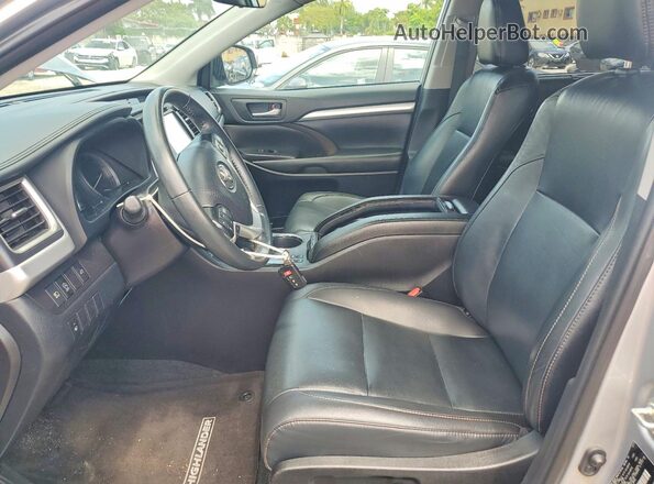 5TDKZRFH7KS332243 2019 TOYOTA HIGHLANDER Silver Widok wnętrza z przodu
