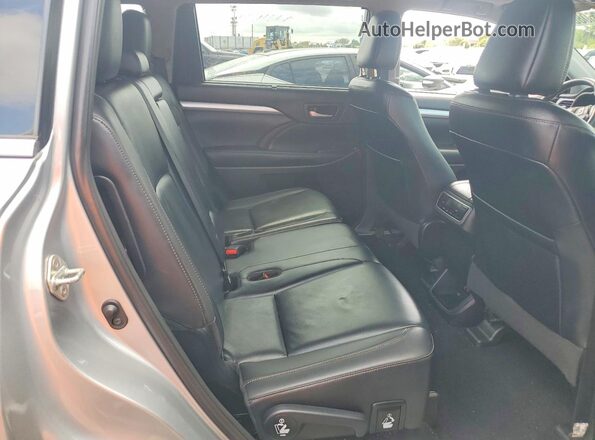 5TDKZRFH7KS332243 2019 TOYOTA HIGHLANDER Silver Widok tylnych siedzeń
